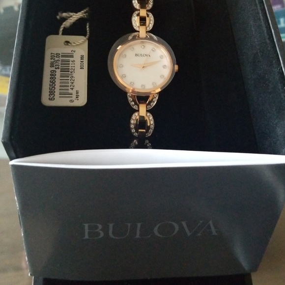 Bulova two toned watch. - Picture 2 of 5